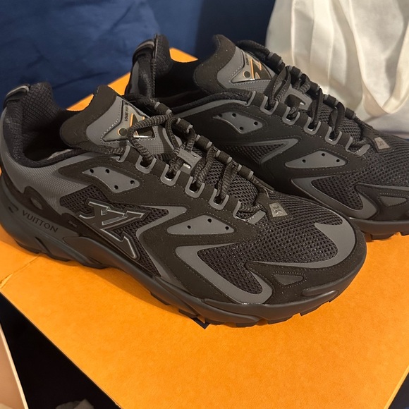 LOUIS VUITTON sneakers - Picture 3 of 4